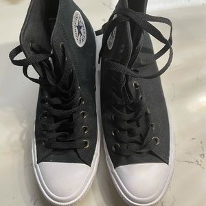 Women’s size 9 Converse All Star Chuck Taylor.  Excellent condition only wore 1x